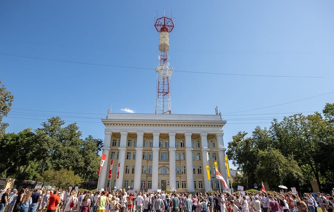 Акция протеста перед офисом государственных телеканалов 17 августа 2020 года