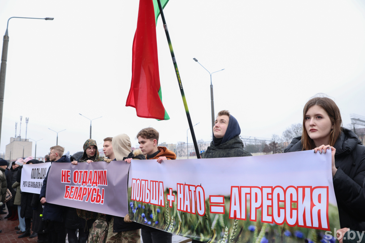 Пикет против политики официальной Варшавы у Генконсульства Польши в Гродно. 24 февраля 2023 года. Фото: sb.by