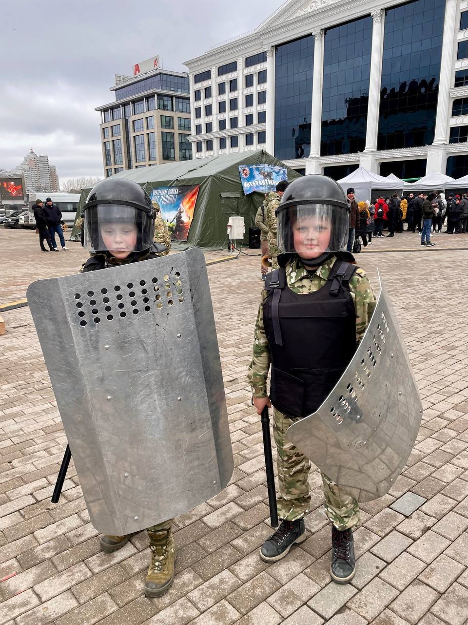 Дети в костюмах ОМОНовцев на Октябрьской площади в Минске. Фото: twitter.com/BelarusNo